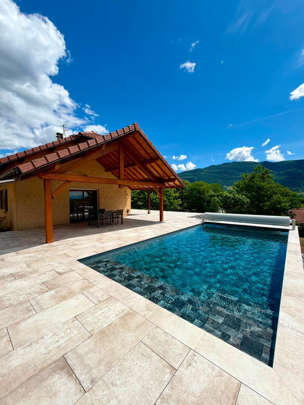 Réalisation piscine maçonnée et terrasse en grès cérame 170 m² à Anglefort près du bassin genevois par BR Concept