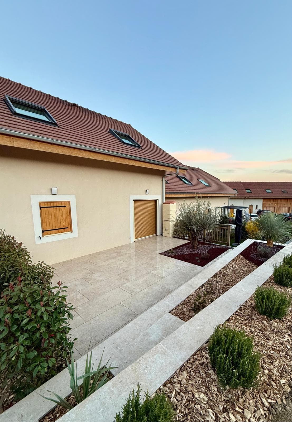 Terrasse haut de gamme en grès cérame et parement de pierre naturelle à Clermont (74270) par BR Concept paysagiste Haute-Savoie