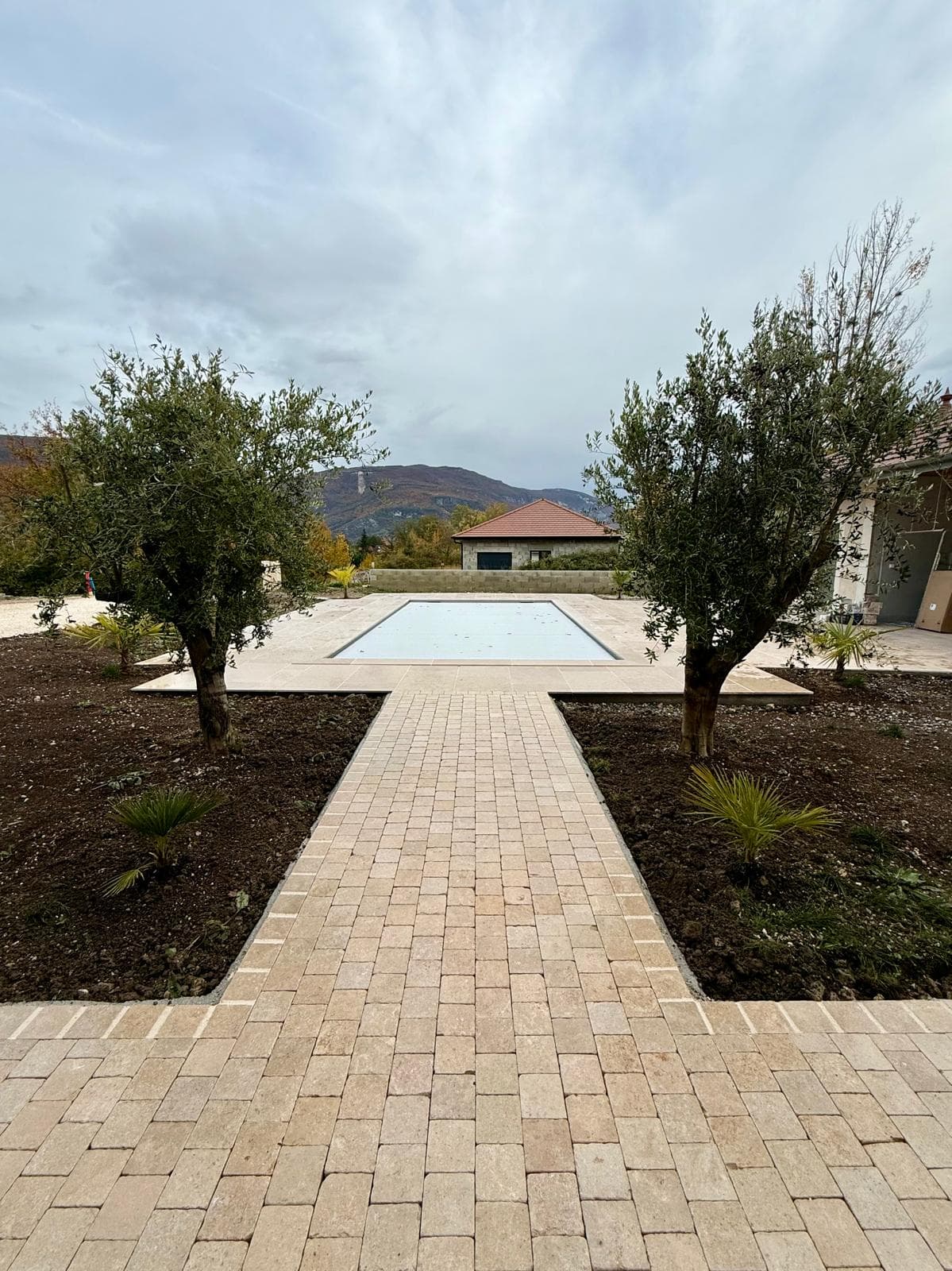 Grande terrasse 230 m² en pavés de Pierre du Sinaï haut de gamme réalisée près d'Annecy et Genevois par BR Concept