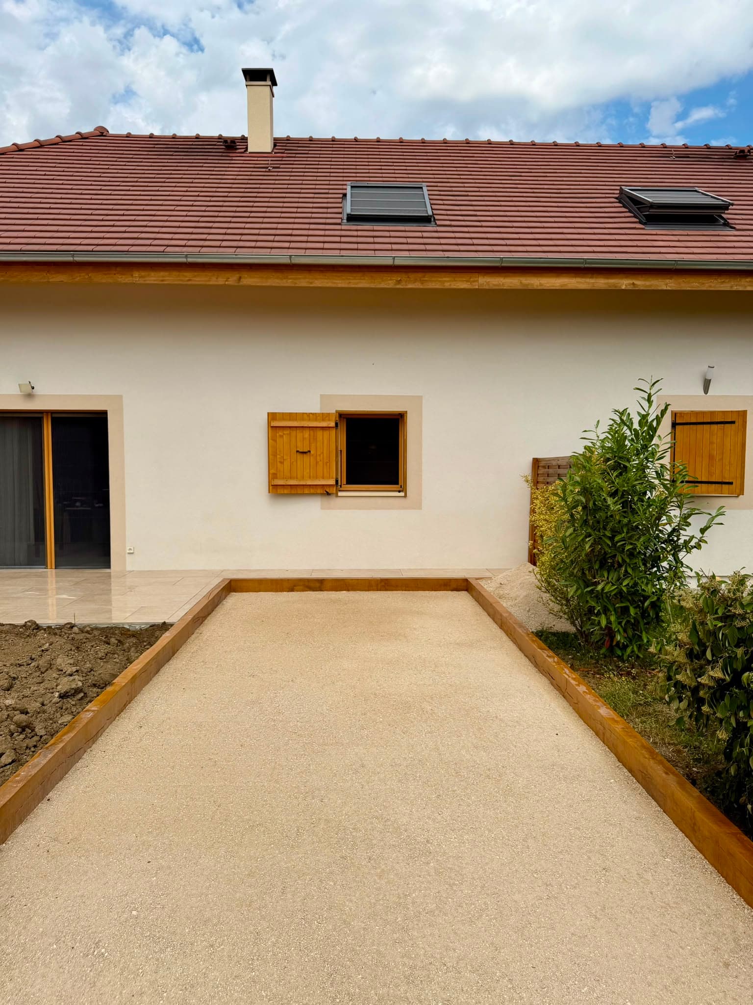 Création terrain de pétanque chêne massif et terrasse contemporaine grès cérame à Clermont 74 par BR Concept aménagement extérieur